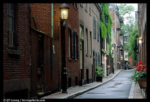 Narrow street on Beacon Hill. Boston, Massachussetts, USA